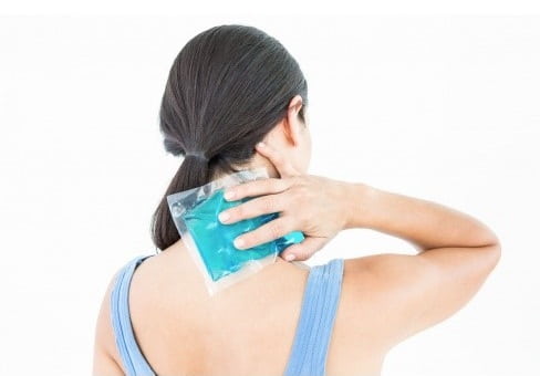 کمپرس سرد و گرم برای تسکین درد بین دو کتف