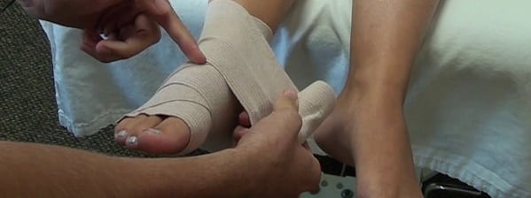 استفاده از باند فشاری برای بستن پا برای درمان متاتارسالژی