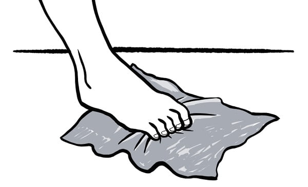 تمرین برداشتن حوله به کمک پنجه پا برای کاهش درد کف پا