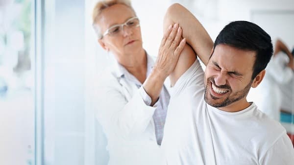مراجعه به متخصص درد بین دو کتف