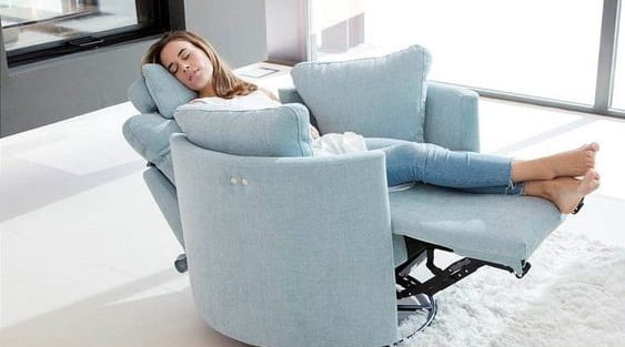 تخت قابل تنظیم یا صندلی راحتی برای رفع کمردرد 