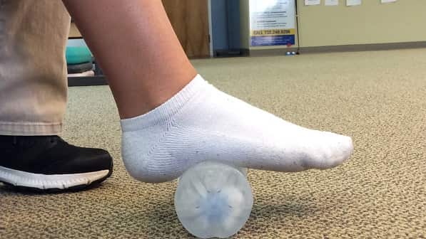 چرخاندن قوطی کنسرو منجمد توسط کف پا برای کاهش درد کف پا