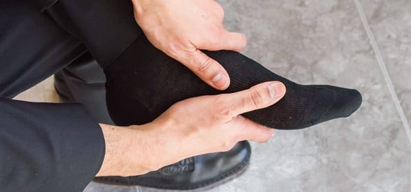 چه عواملی در بروز درد کف پا نقش دارند؟