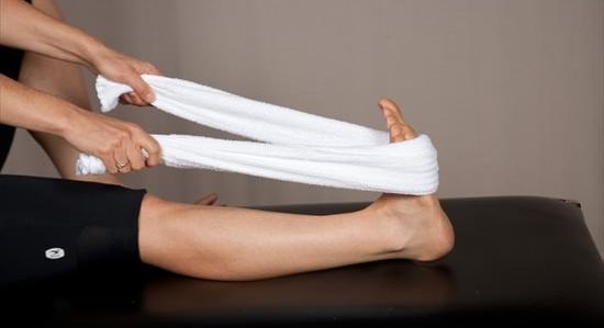 کشش حوله به کمک دست و کف پا برای کاهش درد کف پا